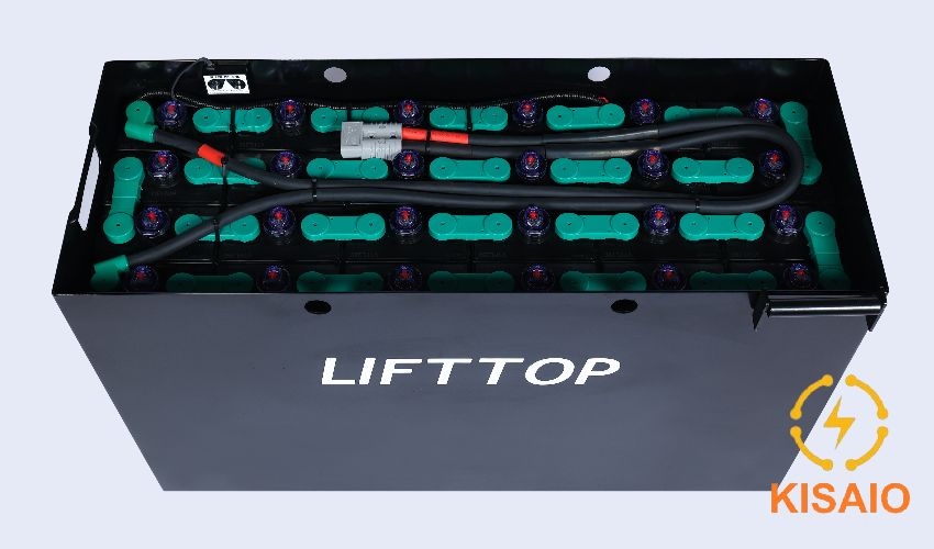 Bình ắc quy xe nâng LIFTTOP VTIL370 là dòng bình điện chuyên dụng cho xe nâng Reach Truck. Sản phẩm được TOP thương hiệu xe nâng  tin dùng: KOMATSU, TOYOTA, MITSUBISHI, TCM, NICHIYU. Liên hệ ngay hôm nay nhận ưu đãi hấp dẫn. 