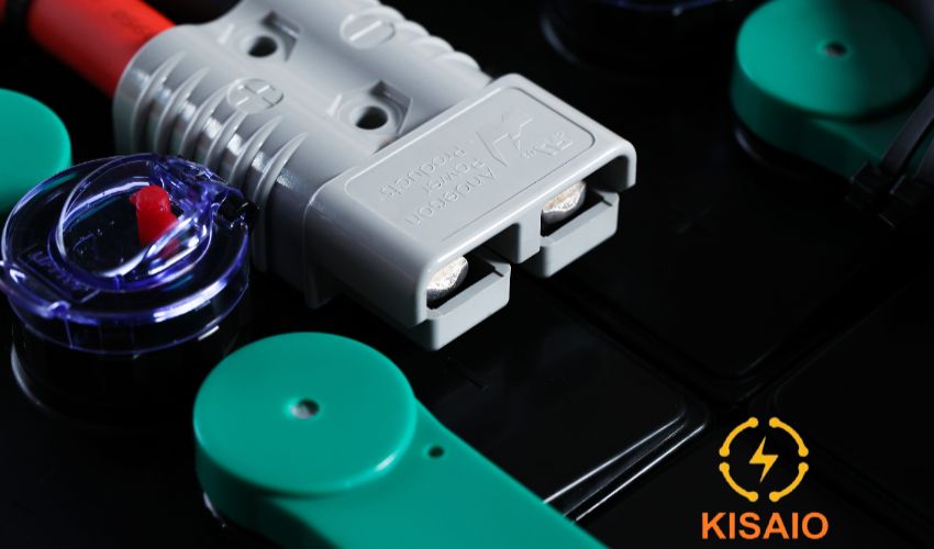 Bình ắc quy xe nâng LIFTTOP VTFL6 được trang bị giắc chống cháy Anderson nhập khẩu từ ITALY. Sử dụng giắc đúng tiêu chuẩn giúp hạn chế cháy nổ và chống hiện tượng move khi sạc và xả bình. 